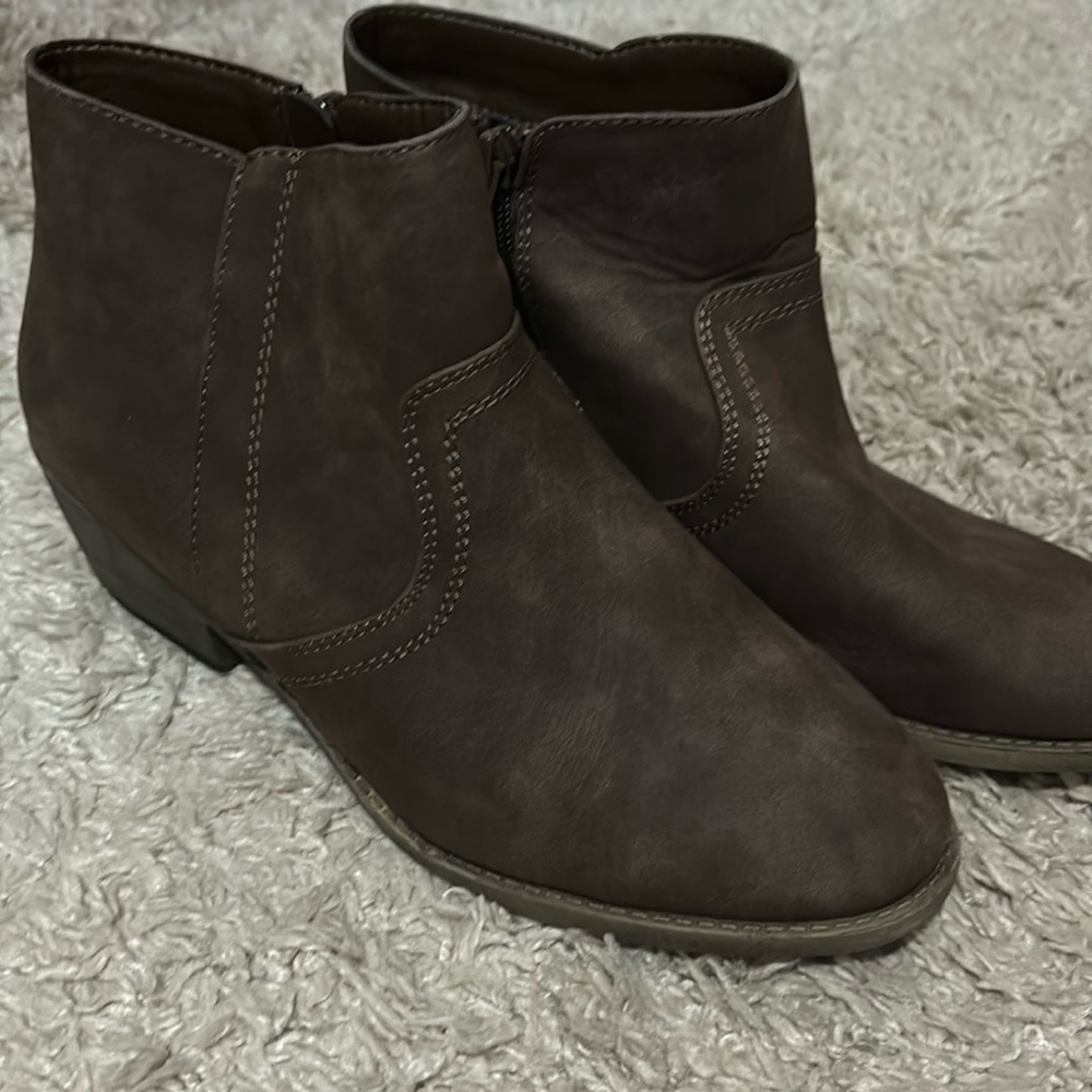 Women’s size 9 booties
